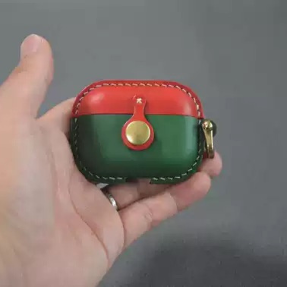 Handmade Christmas Cowhide Leather Earphone Case for AirPods Pro 3/ Pro 2/ Pro / AirPods 3/ 4, Leather AirPods Case One-piece with Buckle