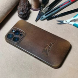 جراب آيفون مصنوع يدويًا من الجلد الطبيعي الفاخر، متوافق مع آيفون 17/ آيفون 16/ آيفون 15 برو/ آيفون 14 برو/ آيفون 13 برو، جراب آيفون جلدي منقوش ثلاثي الأبعاد حسب الطلب