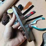 جراب آيفون مصنوع يدويًا من الجلد الطبيعي الفاخر، متوافق مع آيفون 17/ آيفون 16/ آيفون 15 برو/ آيفون 14 برو/ آيفون 13 برو، جراب آيفون جلدي منقوش ثلاثي الأبعاد حسب الطلب