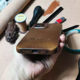 جراب آيفون مصنوع يدويًا من الجلد الطبيعي الفاخر، متوافق مع آيفون 17/ آيفون 16/ آيفون 15 برو/ آيفون 14 برو/ آيفون 13 برو، جراب آيفون جلدي منقوش ثلاثي الأبعاد حسب الطلب