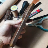 جراب آيفون مصنوع يدويًا من الجلد الطبيعي الفاخر، متوافق مع آيفون 17/ آيفون 16/ آيفون 15 برو/ آيفون 14 برو/ آيفون 13 برو، جراب آيفون جلدي منقوش ثلاثي الأبعاد حسب الطلب