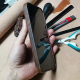 جراب آيفون مصنوع يدويًا من الجلد الطبيعي الفاخر، متوافق مع آيفون 17/ آيفون 16/ آيفون 15 برو/ آيفون 14 برو/ آيفون 13 برو، جراب آيفون جلدي منقوش ثلاثي الأبعاد حسب الطلب