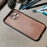 جراب آيفون مصنوع يدويًا من الجلد الطبيعي الفاخر، متوافق مع آيفون 17/ آيفون 16/ آيفون 15 برو/ آيفون 14 برو/ آيفون 13 برو، جراب آيفون جلدي منقوش ثلاثي الأبعاد حسب الطلب