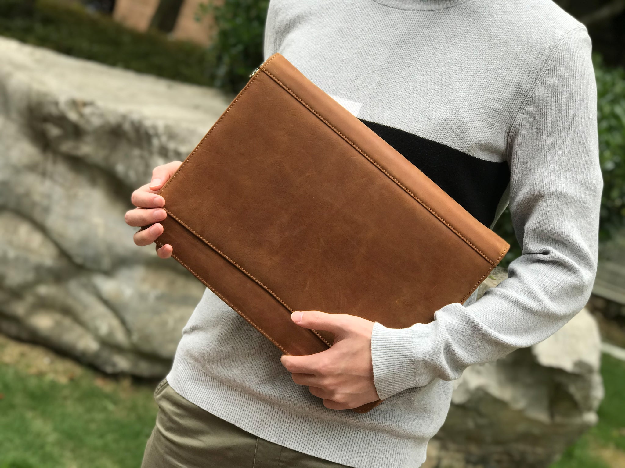 AIMTYD Classeur Padfolio - Organiseur de Voyage Professionnel en Simili Cuir  pour Tablette, Documents, Dossiers de Présentation, Cartes de Visite -  Fermeture à Glissière, Bloc-Notes Amovible à 3 Anneaux - Marron Marron - 